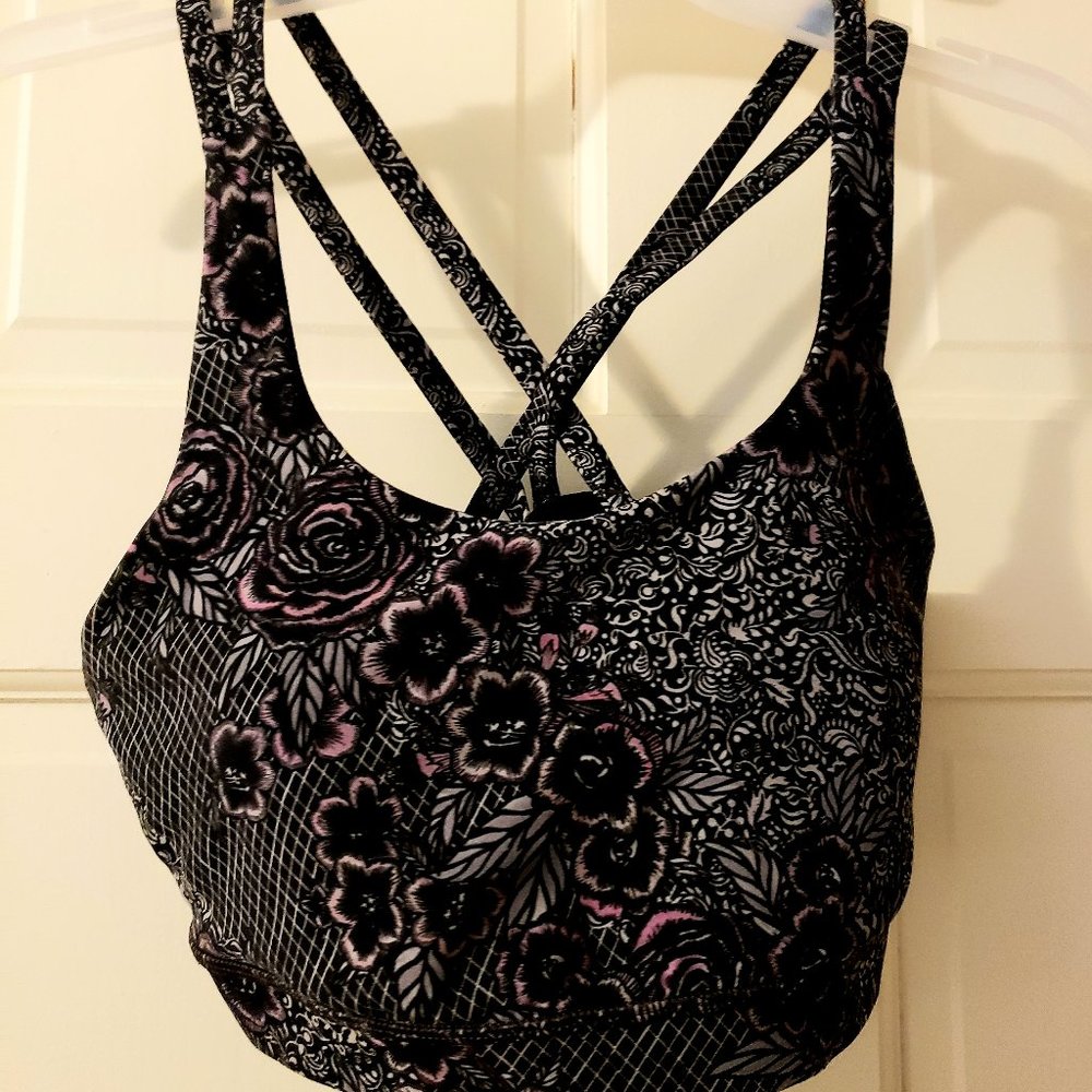 Lululemon size 6 Sports Bra Excellent Condition, Flower pattern